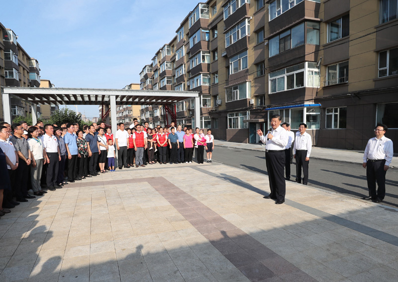 7月22日至24日，中共中央总书记、国家主席、中央军委主席习近平在吉林省考察。这是7月23日下午，习近平在长春市宽城区团山街道长山花园社区广场，同居民们亲切交流。新华社记者 王晔 摄