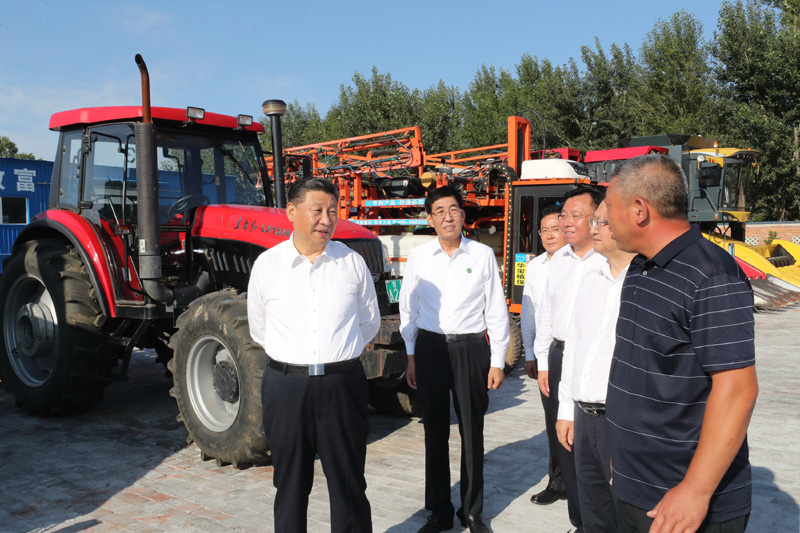 7月22日至24日，中共中央总书记、国家主席、中央军委主席习近平在吉林省考察。这是7月22日下午，习近平在四平市梨树县卢伟农机农民专业合作社，听取合作社生产经营情况介绍。新华社记者 鞠鹏 摄